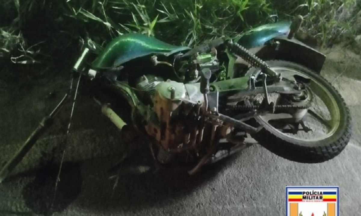 Motocicleta ficou destruída depois do choque -  (crédito: PMRv)