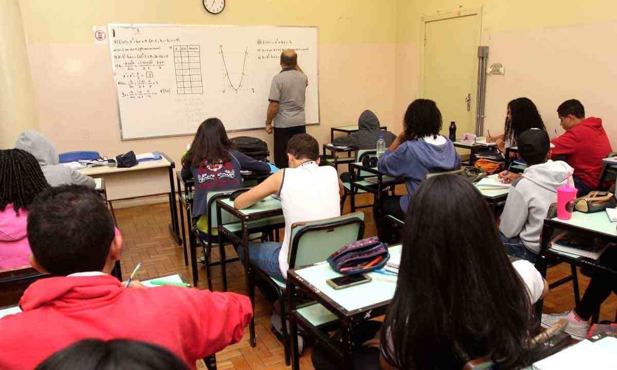 Professor em sala de aula de escola municipal de BH: segundo a prefeitura, pagamento de abonos exige ajuste no orçamento -  (crédito: Jair Amaral/EM/D.A Press – 31/8/23)