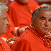 Vaticano condena cardeal próximo de Francisco a cinco anos de prisão - ALBERTO PIZZOLI / AFP