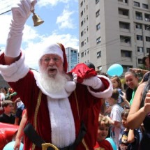 Papai Noel chega de helicóptero e faz a festa com a criançada - Jair Amaral/EM/D.A Press