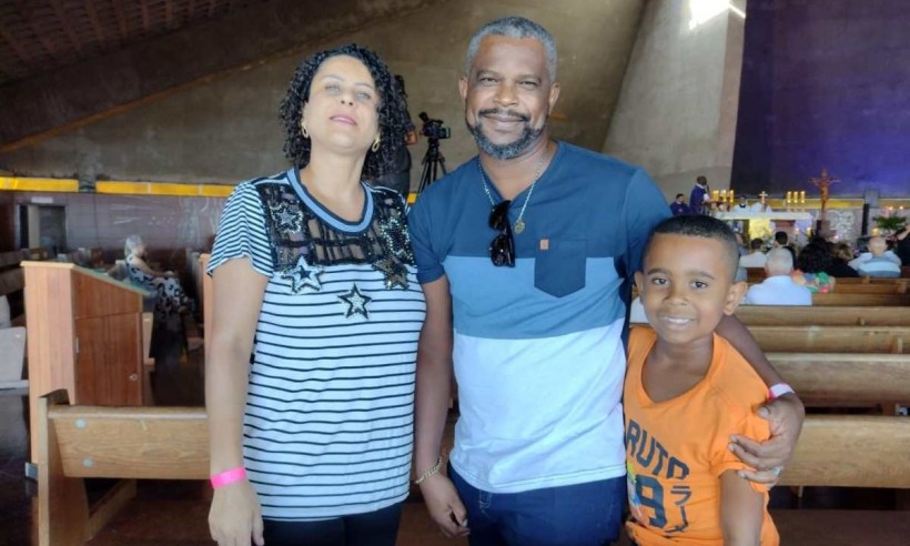 Família saiu de Santa Luzia para assistir missa