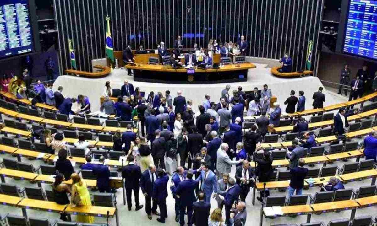 Deputados federais de Minas usam 26% da verba da Câmara com propaganda
