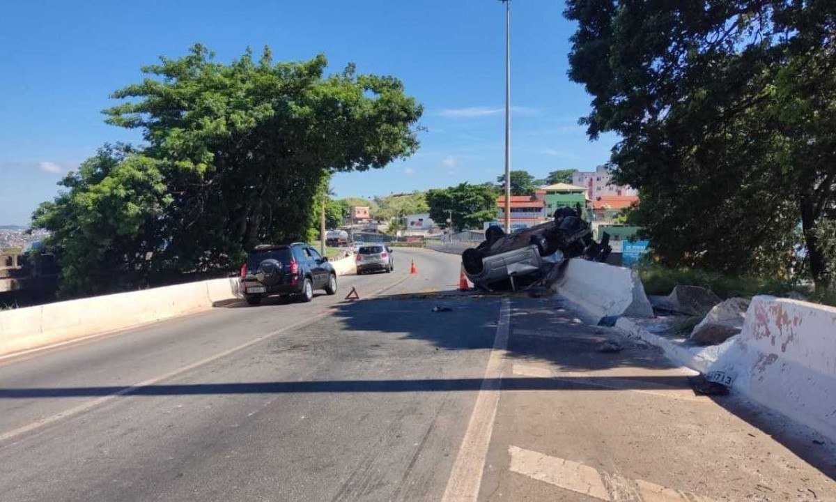 Motorista perdeu o controle do carro, colidiu com a mureta central e capotou no Anel Rodoviário -  (crédito: PMRv/Divulgação)