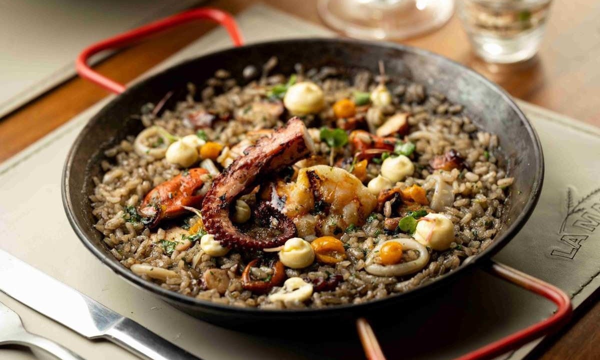 Para o almoço de véspera de Natal, o restaurante La Matta indica o arroz negro com polvo grelhado, lula, aioli e gremolata -  (crédito: Victor Schwaner/Divulgação)