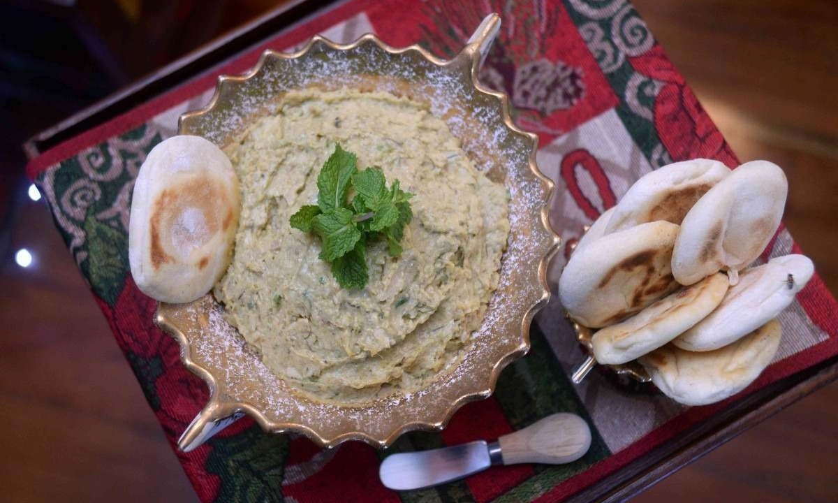 A clássica receita francesa de bacalhau ganha mais sabor com tilápia e pesto de hortelã; a sugestão é servi-la com pão árabe -  (crédito: Túlio Santos/EM/D.A Press)