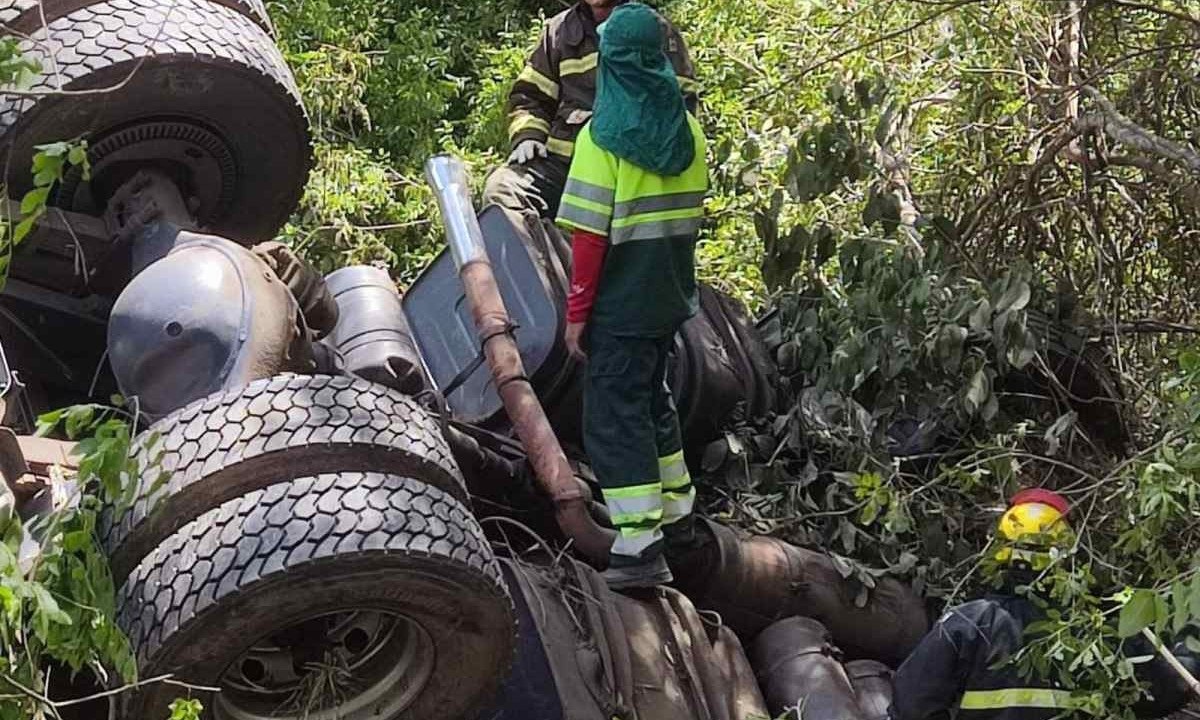 Trânsito foi interditado nos dois sentidos da BR-135 durante atendimento do Corpo de Bombeiros -  (crédito: CBBMG)