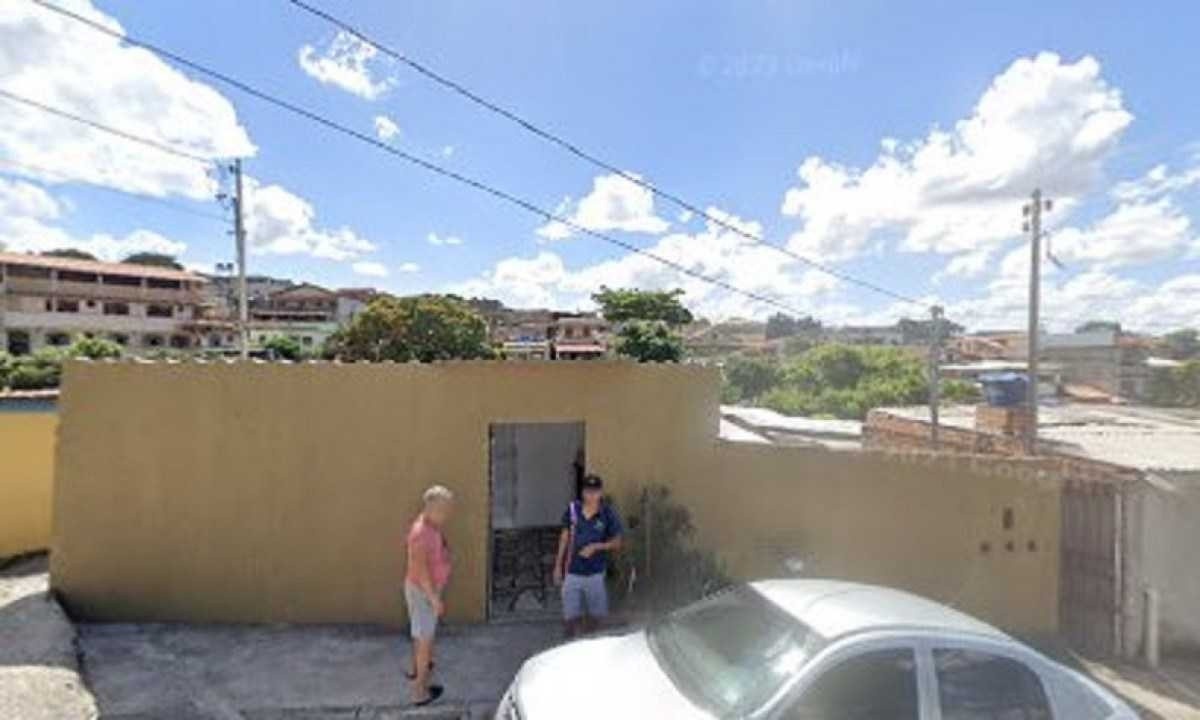 Assim que ouviram o barulho da batida, moradores saíram de suas casas e foram para a rua -  (crédito: Google maps)