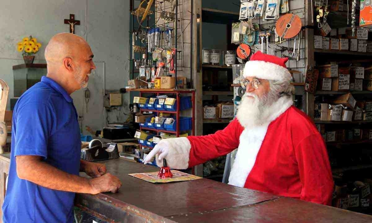 Maurício Malagori Leão atende clientes vestido de Papai Noel e também trabalha em comemorações familiares e festas de empresa  -  (crédito:  Jair Amaral/EM/D.A Press)