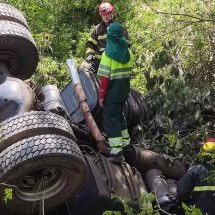 Motorista morre em capotamento de carreta em Minas - CBBMG