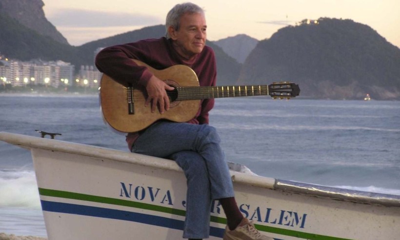 Carlos Lyra toca violão em Copacabana