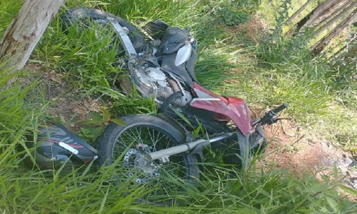 Homem cai de moto e morre em rodovia no Sul de Minas