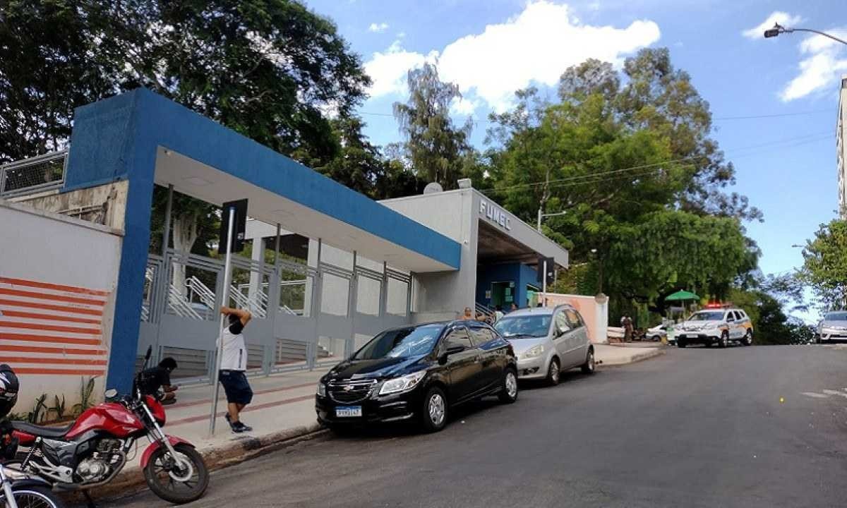 Portão de faculdade em BH é arrombado em dia de vestibular