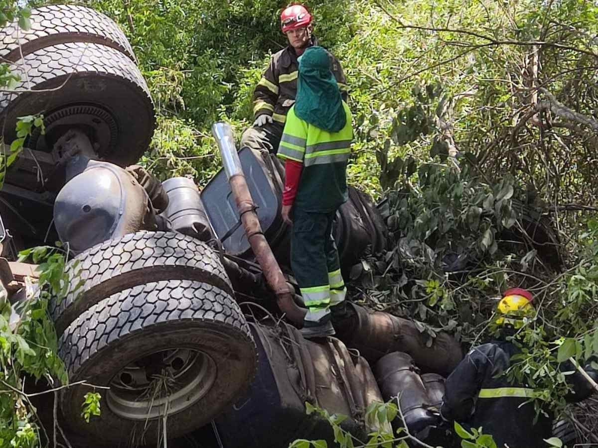 Motorista morre em capotamento de carreta em Minas