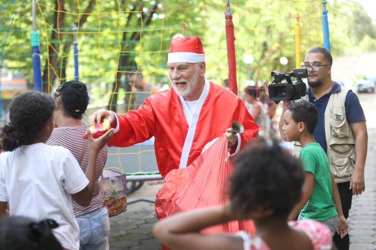 Papai Noel faz a festa para cerca de 130 crianças das vilas Delta e 31 de Março, em BH
