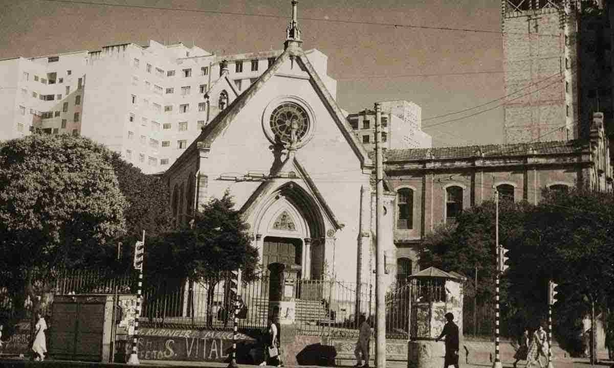 Capela histórica aberta à reflexão no Centro