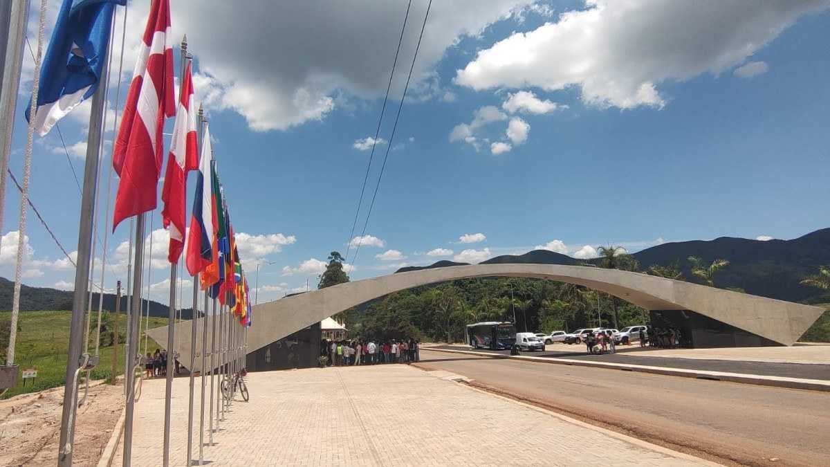 Obra de Oscar Niemeyer é inaugurada na entrada do município da Grande BH