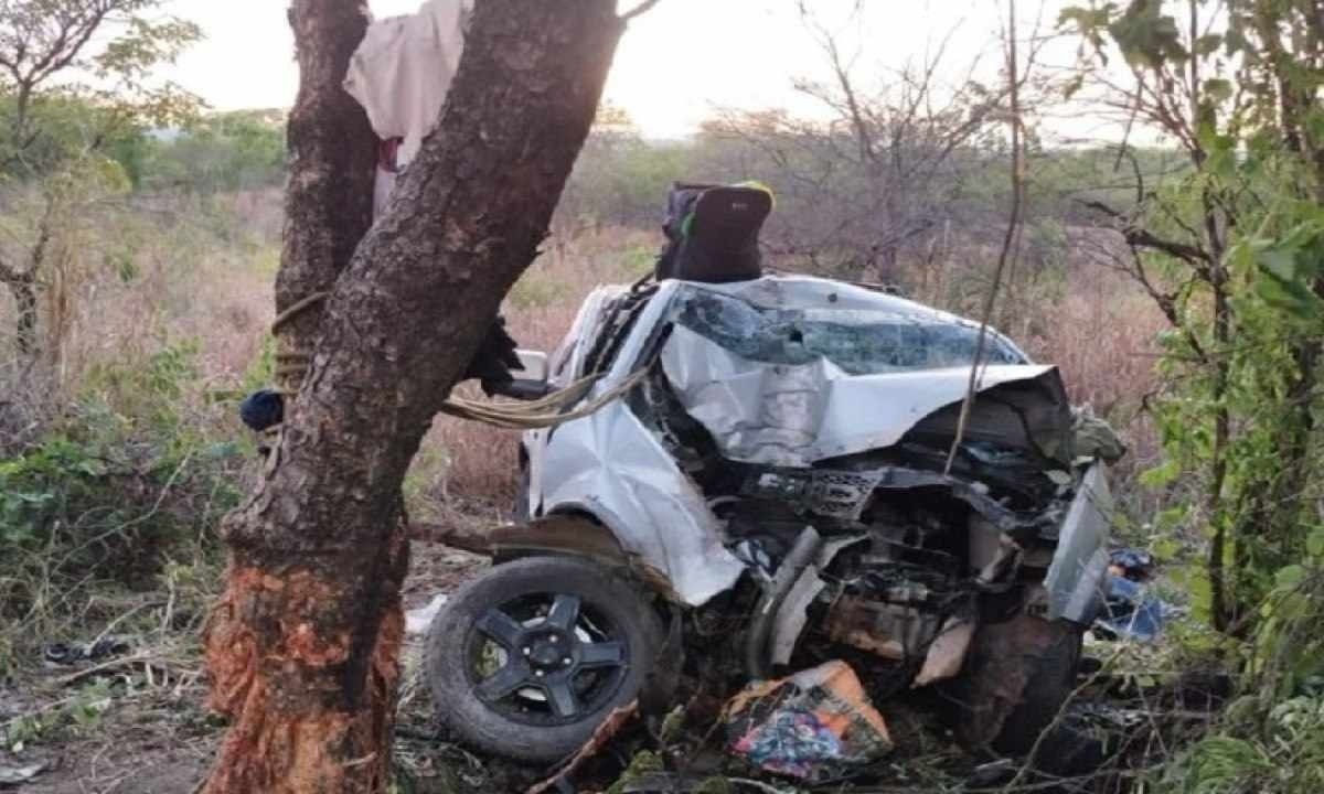 Frente do Ecosport ficou totalmente destruída com a batida -  (crédito: CBMMG)