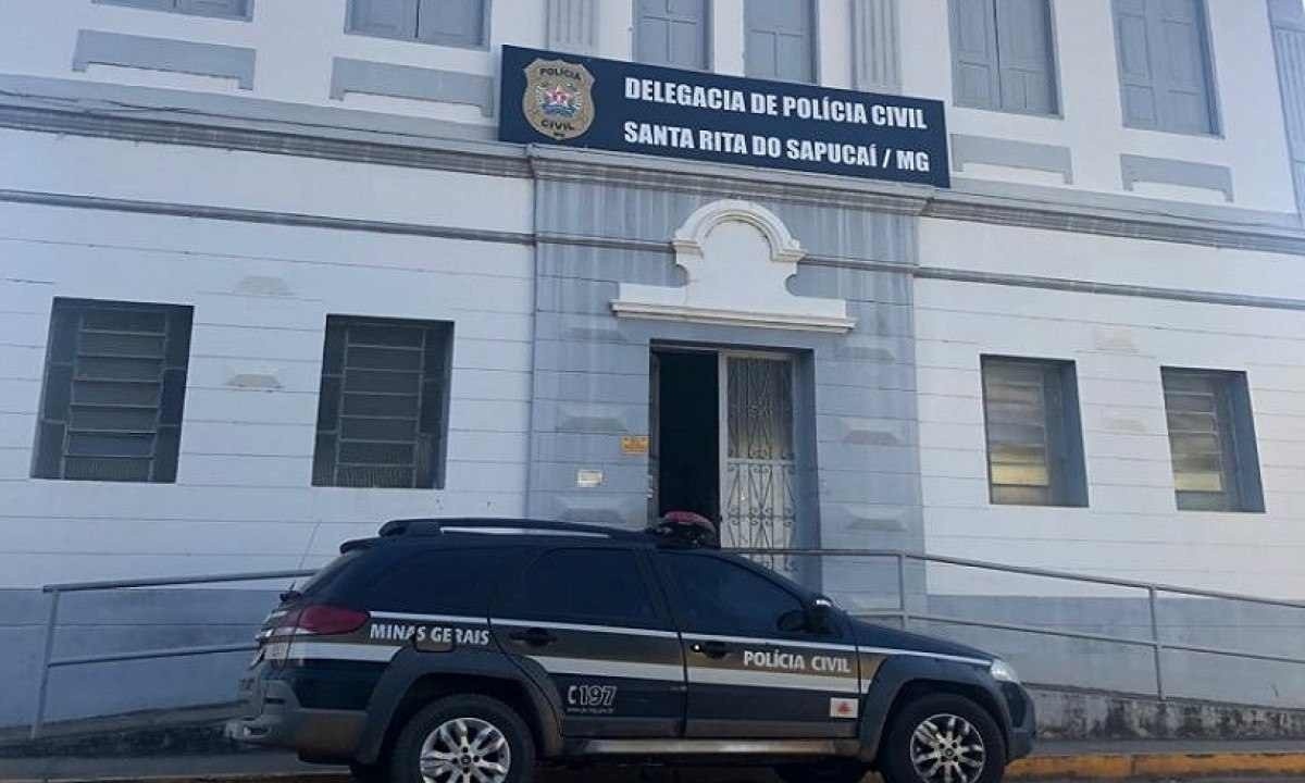 Homem que tentou matar o filho a socos está preso na Delegacia de Santa Rita do Sapucaí -  (crédito: PCMG)