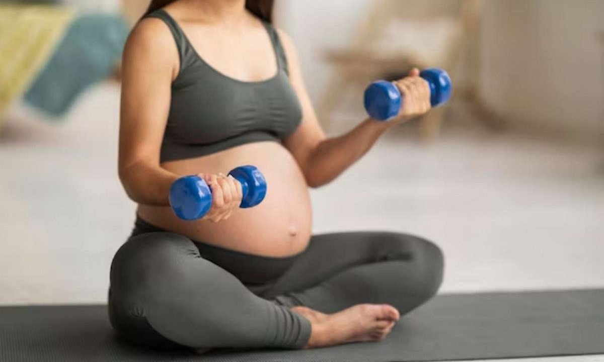 Exercícios que devem ser praticados nestes períodos devem ser de baixa intensidade e depende também em qual trimestre gestacional a mulher está -  (crédito: Freepik)