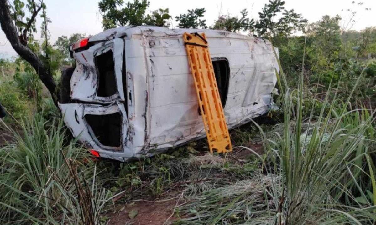 Acidente com micro-ônibus na BR-25, no Norte de Minas, matou uma mulher -  (crédito: CBMMG)