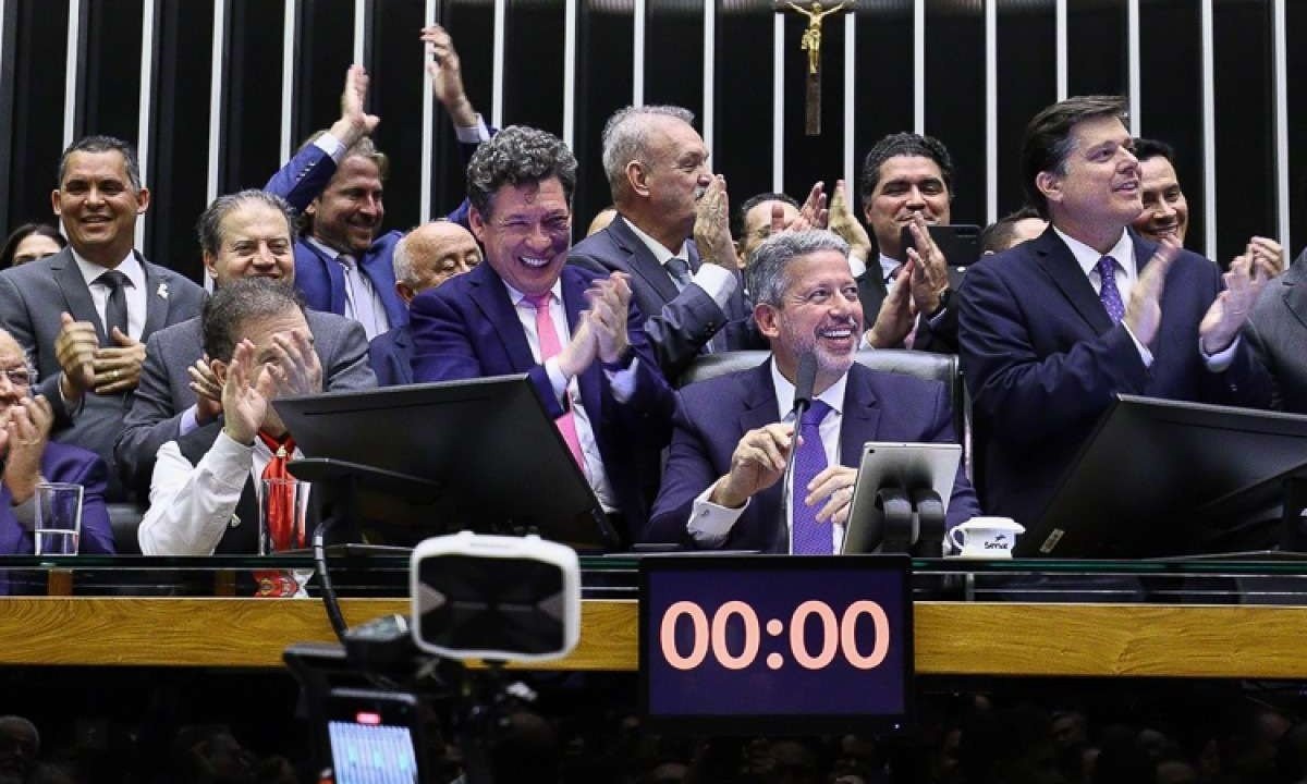 Parlamentares comemoram a aprovação do projeto de reforma tributária -  (crédito: Marina Ramos/Câmara dos Deputados)