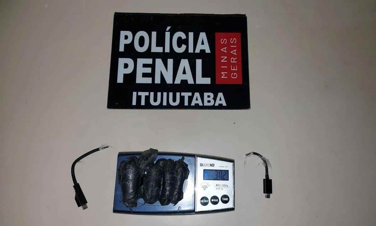Parte da droga e conectores parra carregar celulares -  (crédito: DivulgaÃ§Ã£o/PolÃ­cia Penal)