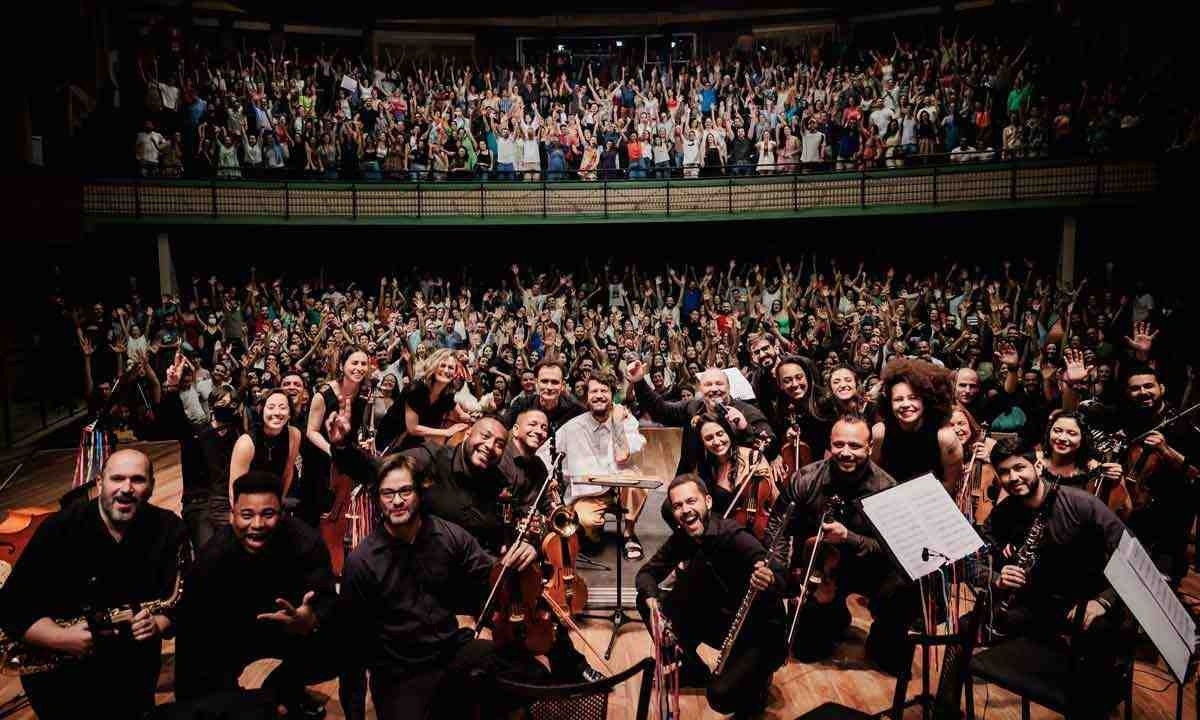 Público lotou o Cine Theatro Brasil para ver Saulo cantar clássicos como 