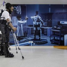 Cadeirantes testam novos exoesqueletos que permitem 'caminhar' - Rubens Cavallari/Folhapress