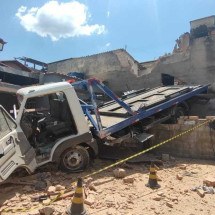 Caminhão perde o freio e atinge casas no Barreiro - Jair Amaral/EM/D.A. PRESS