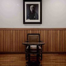 Uma foto do fundador do judô, Jigoro Kano, e a cadeira que ele usava estão instalados no Kododan, em Tóquio; Thierry Frémaux narra em seu livro uma visita ao local 