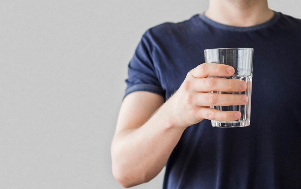 Chegou o verão: beber água é primordial, mas excesso pode trazer problemas