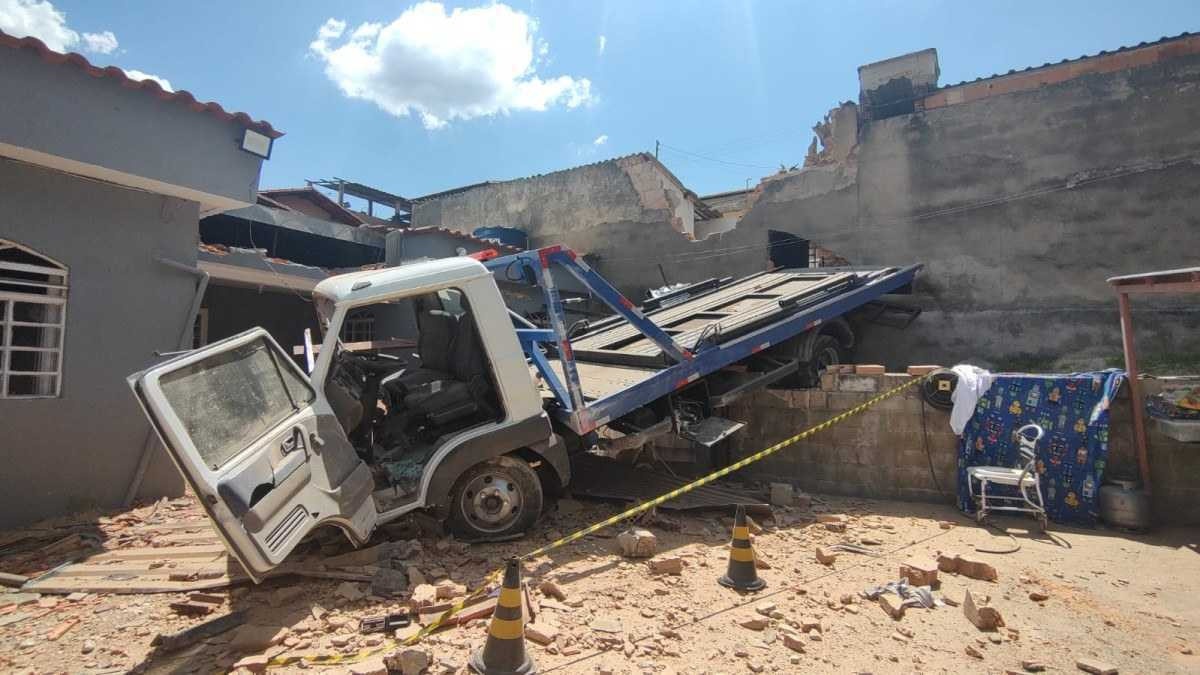 Caminhão perde o freio e atinge casas no Barreiro