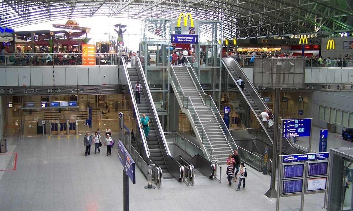 Saguão de um dos terminais do aeroporto de Frankfurt, na Alemanha -  (crédito: Donald24/wikimedia commons)