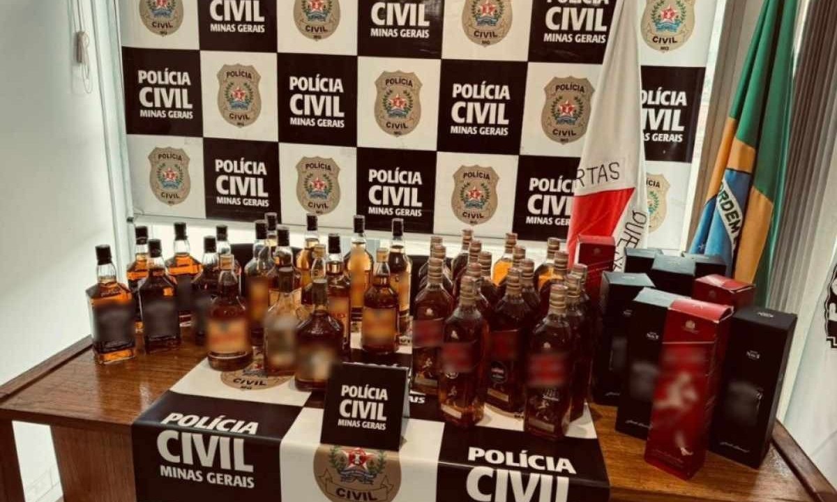 Policiais apreenderam 35 garrafas de uísque com sinais de adulteração -  (crédito: Divulgação/PCMG)