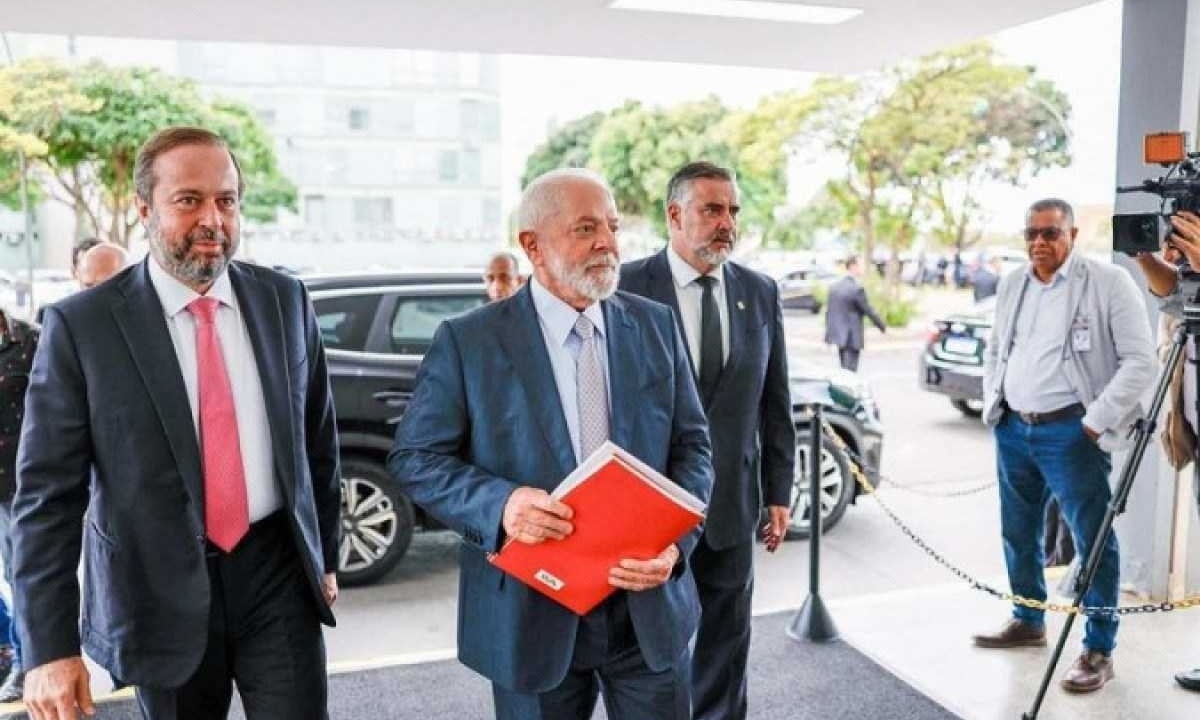 Lula, Alexandre Silveira e Paulo Pimenta, durante reunião do Conselho Nacional de Política Energética, na sede do Ministério de Minas Energia -  (crédito: Ricardo Stuckert/PR)