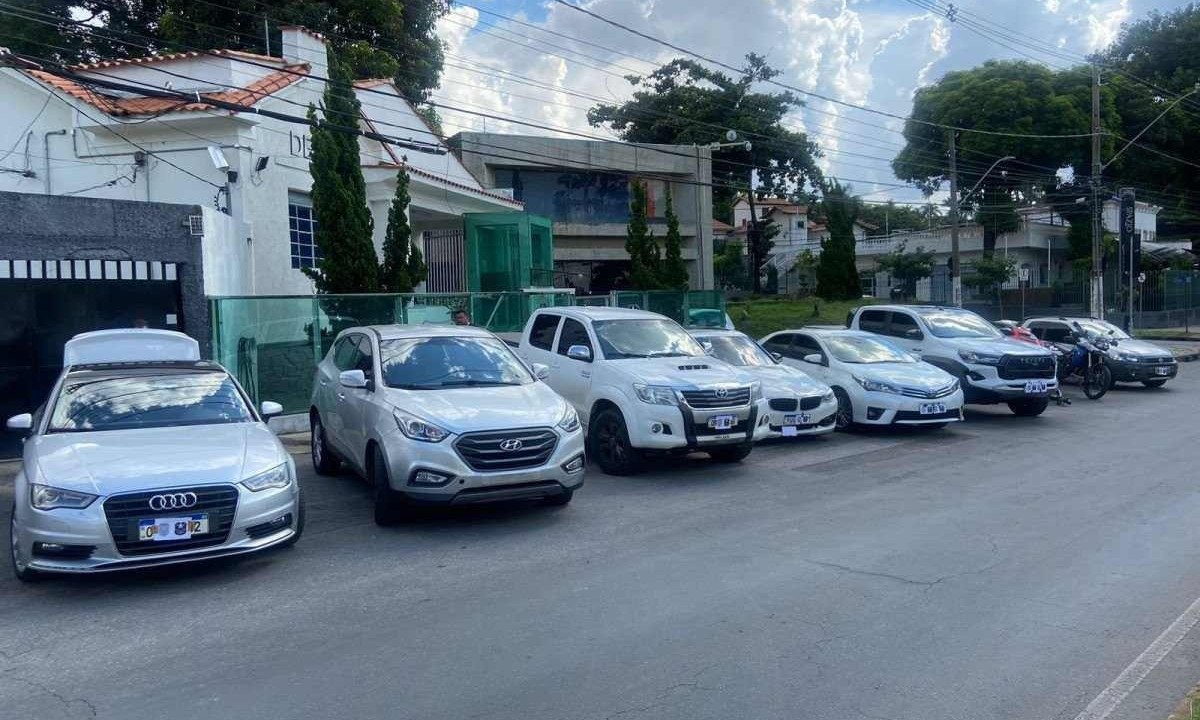 Dinheiro obtido pelo tráfico era lavado por meio de empresas, imóveis e veículos de luxo -  (crédito:  Polícia Civil/Divulgação)