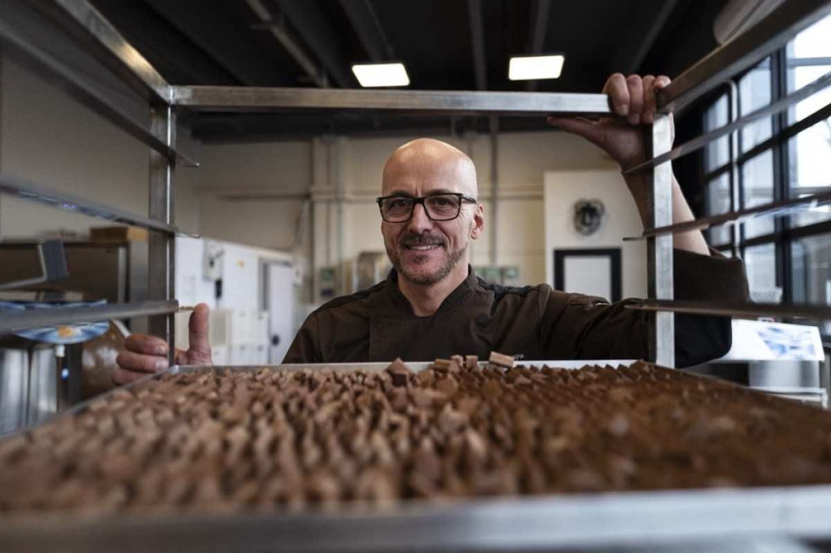 Guido Castagna posa em seu laboratório onde o famoso chocolate em forma de lingote 'Gianduiotto' é feito com cacau, açúcar e avelãs