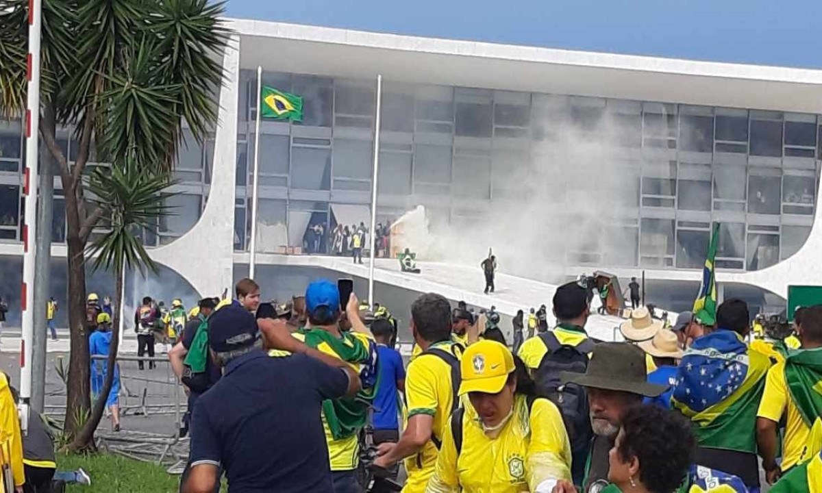 Sede da 4ª Região Militar, na Avenida Raja Gabaglia, em BH, concentrou bolsonaristas que seguiram para Brasília
 -  (crédito:  Evandro Eboli/CB/D.A Press)