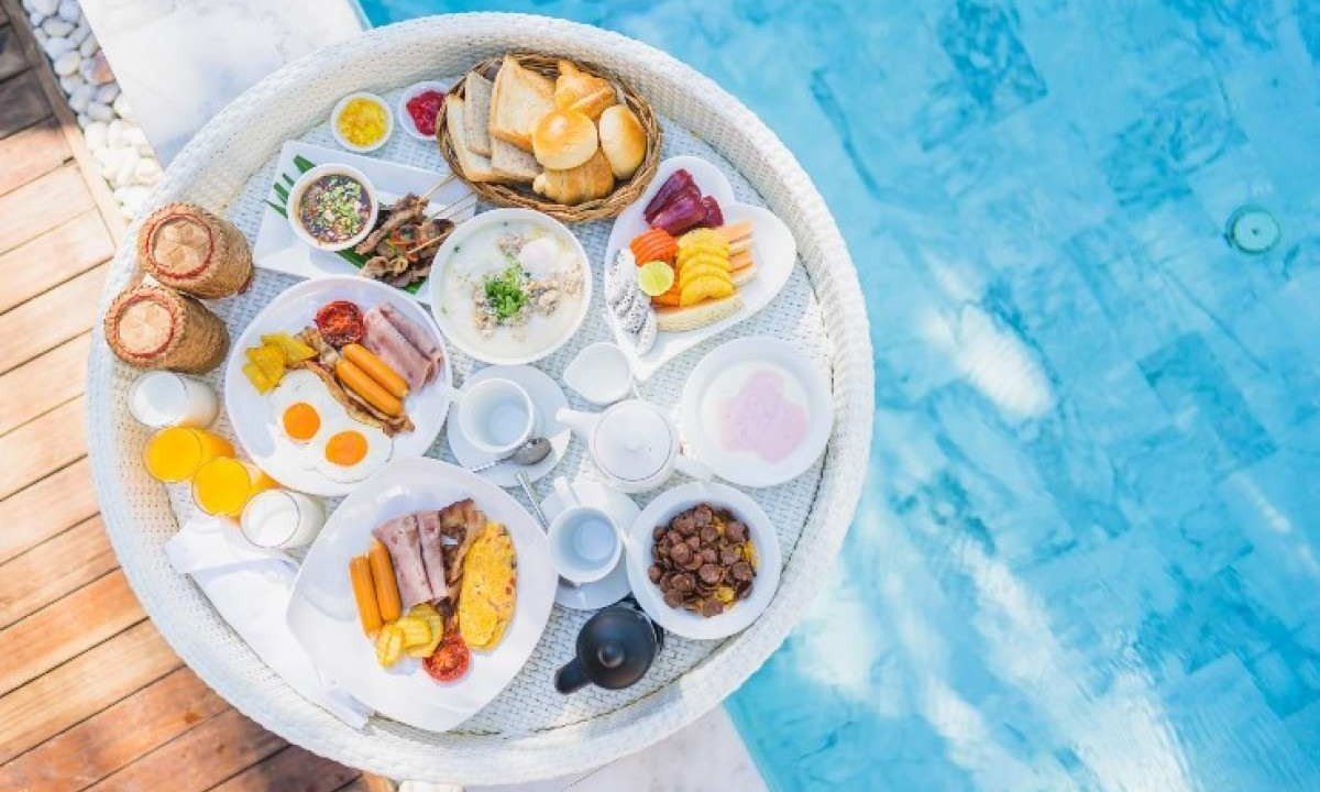 Evite consumir alimentos que estejam em temperatura ambiente, que, somado a um mau manuseio, podem ser fonte de contaminação. O ideal é optar por alimentos frios ou quentes -  (crédito: Freepik)