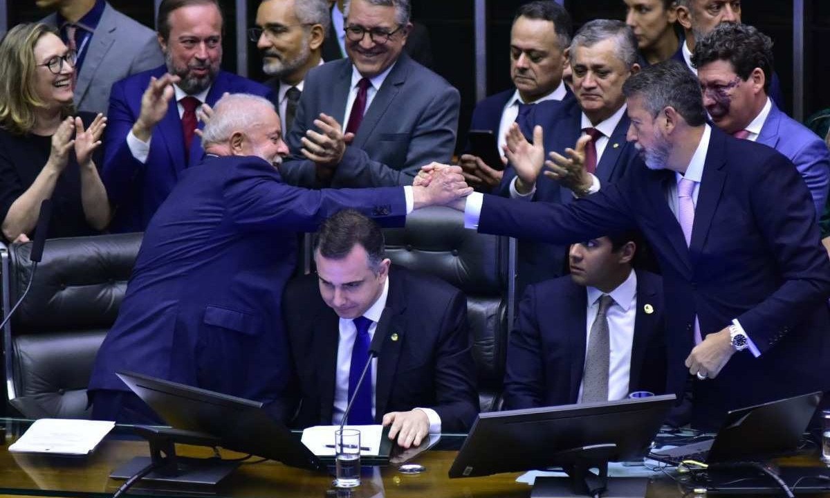 Pacheco, Lula e Lira durante promulgação da reforma tributária -  (crédito: Zeca Ribeiro/Câmara dos Deputados)