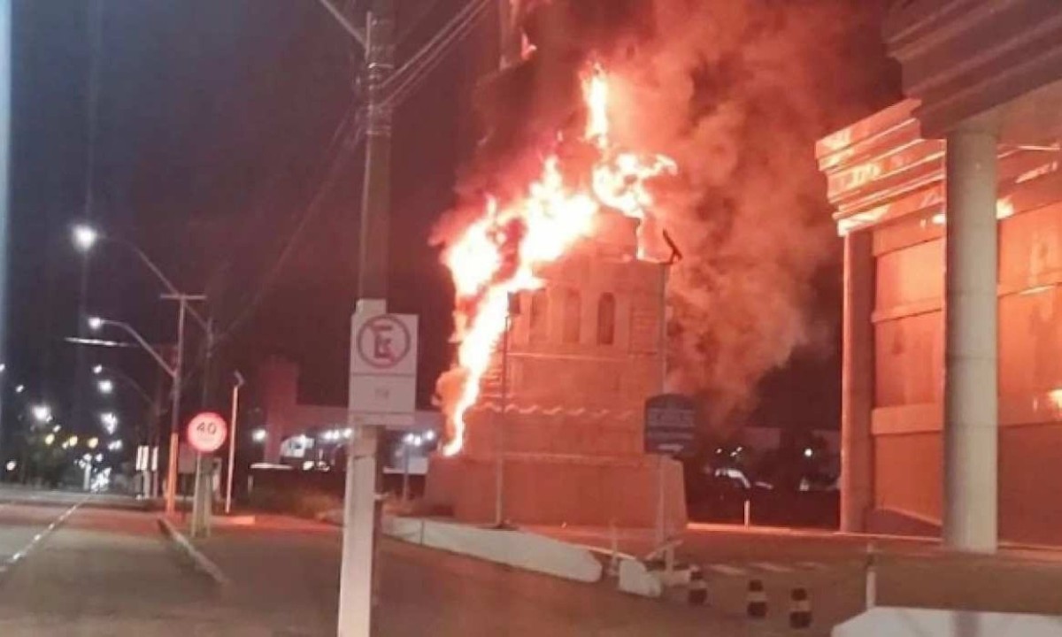 O Corpo de Bombeiros foi acionado para conter o incêndio -  (crédito: Reprodução)