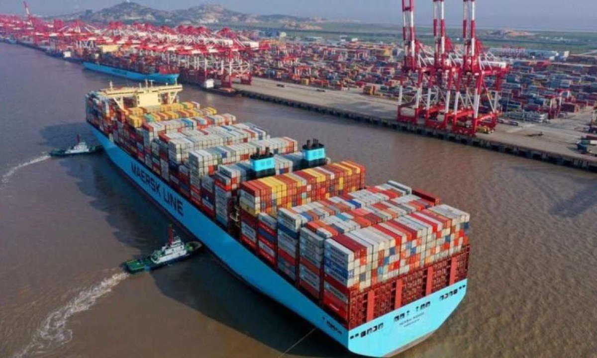 Navio da Maersk, que anunciou suspensão de embarques no Mar Vermelho por causa dos ataques piratas -  (crédito: GETTY)