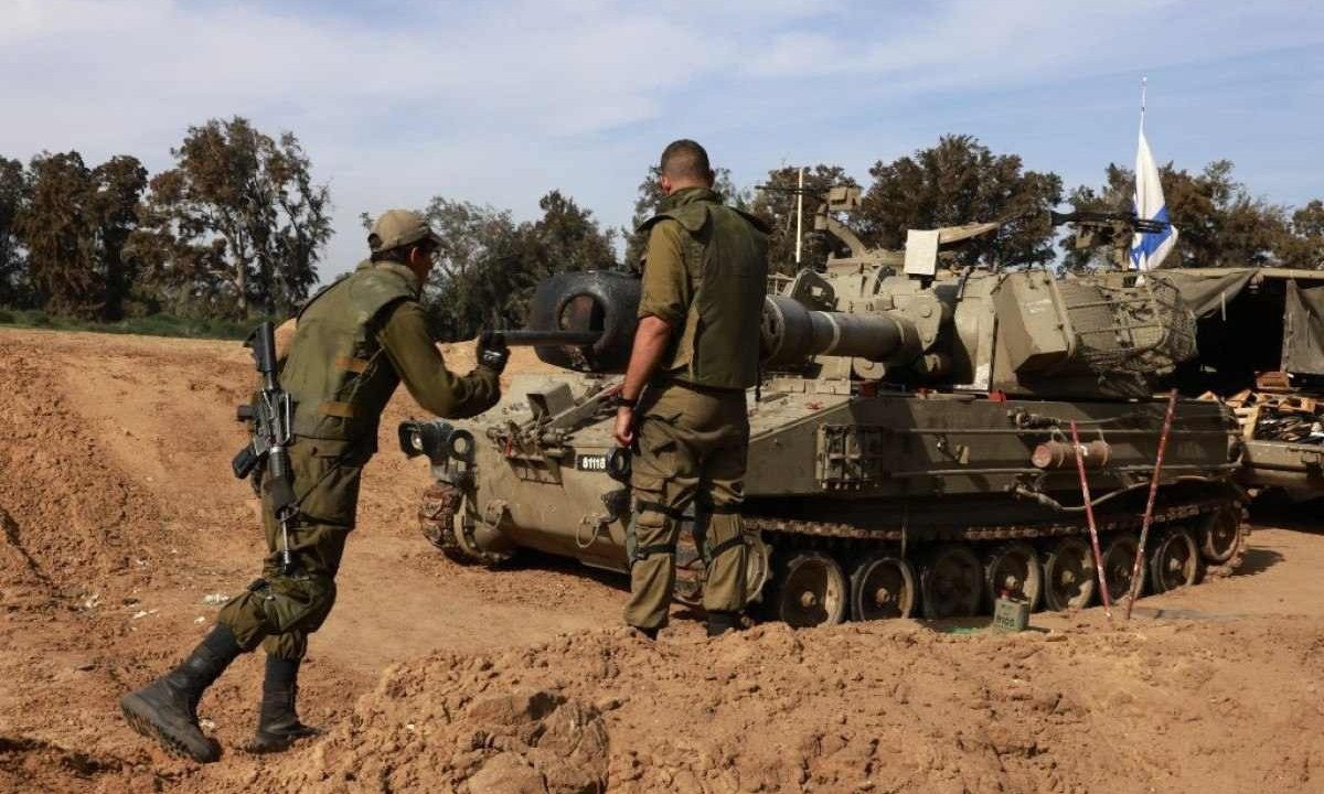  Tanque israelense em manutenção, durante combate ao Hamas, na Faixa de Gaza -  (crédito: Menahem Kahana / AFP)