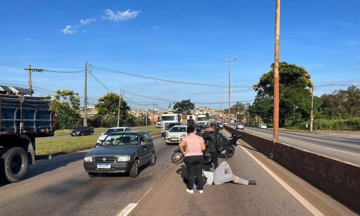 Acidente entre carro e moto no Anel Rodoviário  -  (crédito: Wellington Barbosa/EM/D.A.Press)