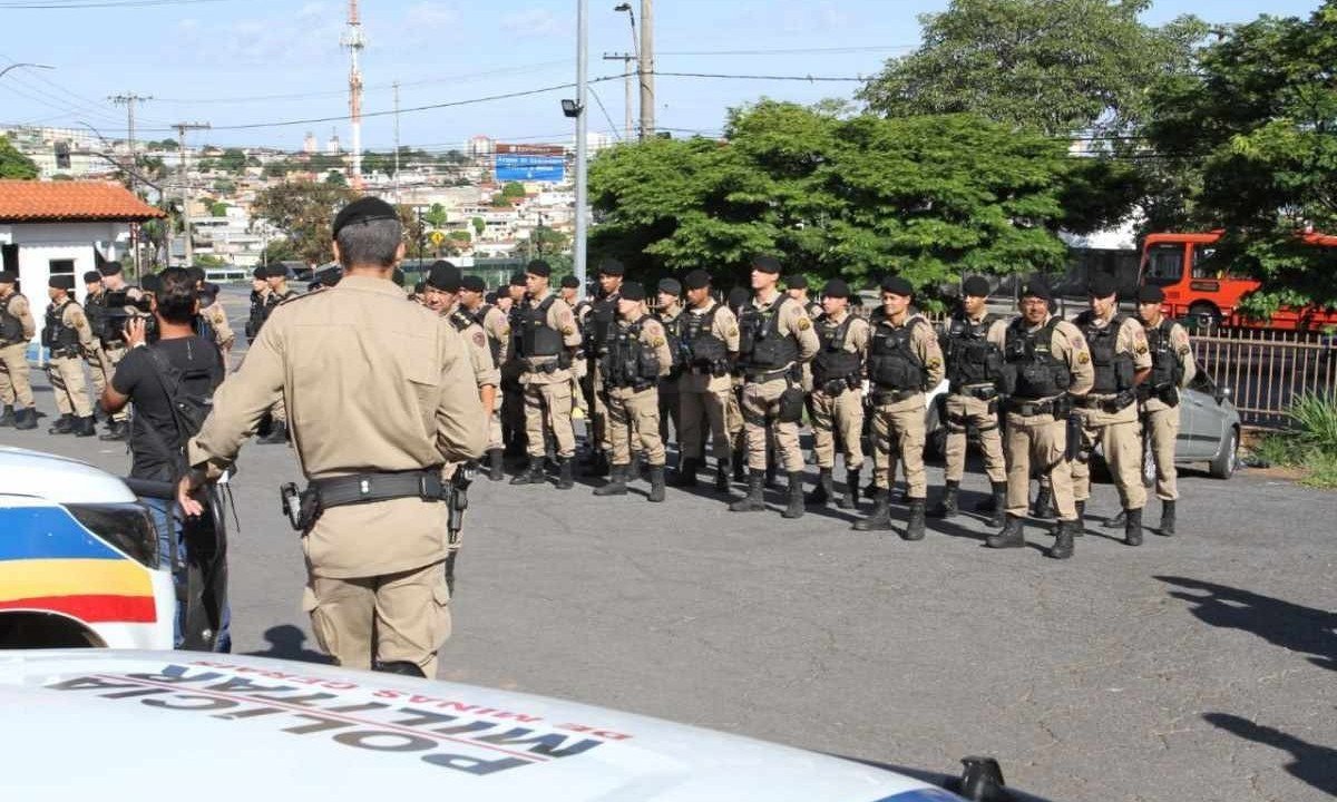 Policias reunidos para operação nesta manhã  -  (crédito: Edésio Ferreira/EM/D.A.Press)