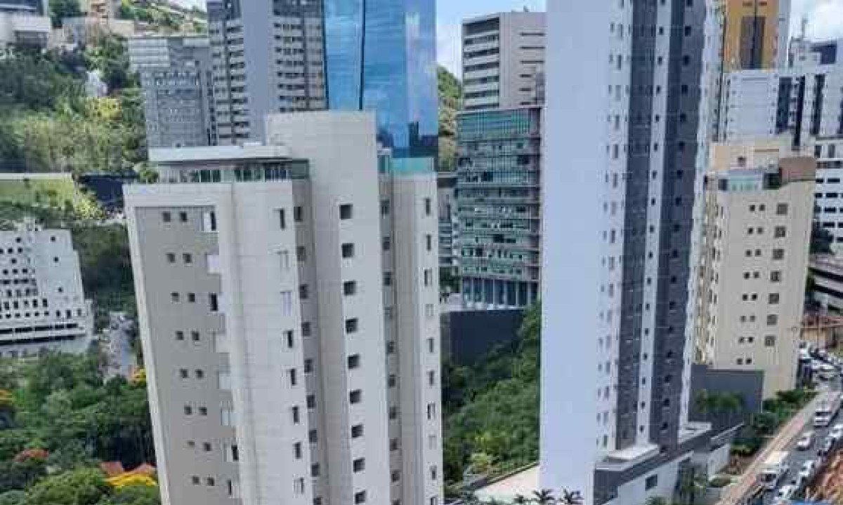 Trânsito no bairro Vila da Serra ficou intenso com o acidente -  (crédito: Redes Sociais/Reprodução)