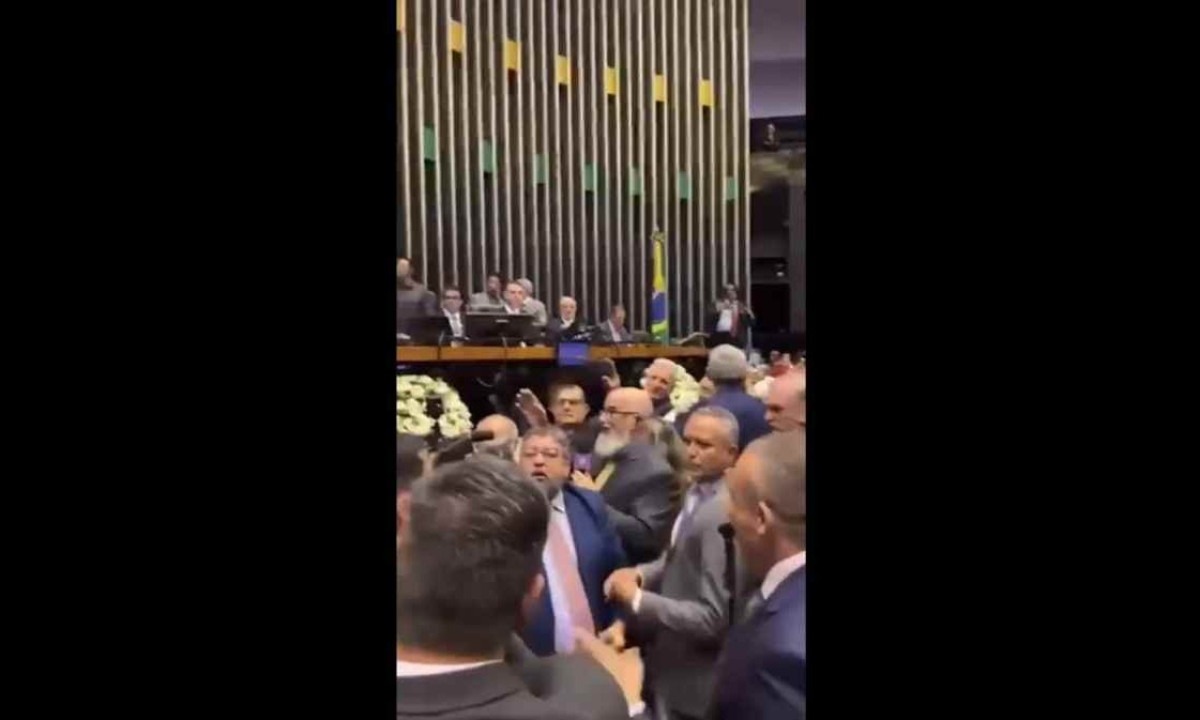 Deputado Washington Quaquá (PT-) dá um tapa na cara do parlamentar Messias Donato (Republicanos-ES) -  (crédito: Reprodução)