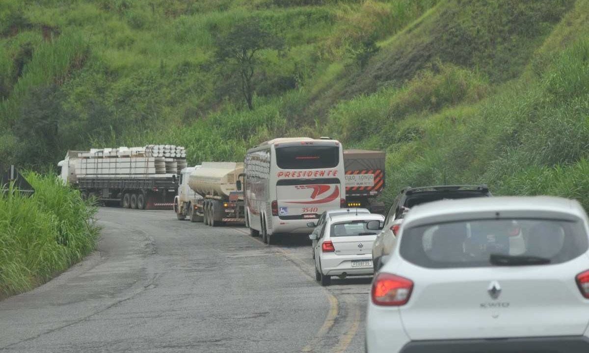 Veículos de grande porte têm horário especial nas rodovias estaduais neste fim de ano -  (crédito: Alexandre Guzanshe/EM/D.A Press)