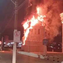 Havan oferece R$ 100 mil por informações sobre incêndio em estátua - Reprodução