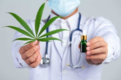 Cada vez mais pessoas se beneficiam dos efeitos do canabidiol na saúde, principalmente para aliviar sintomas de ansiedade, depressão, transtorno bipolar e outras condições psiquiátricas -  (crédito: Freepik)
